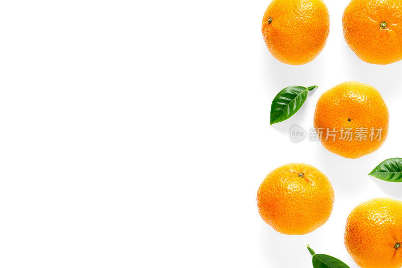 创意橘子，橘子的布局。未去皮和去皮的成熟橘子，桔子，小柑橘，叶子孤立在白色背景上。