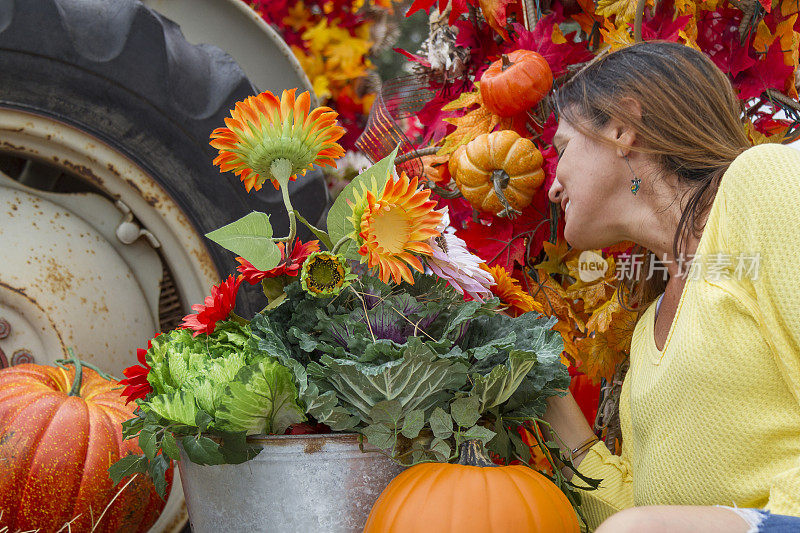 在美国的感恩节，一位拉丁美女在农场享受秋天的一天