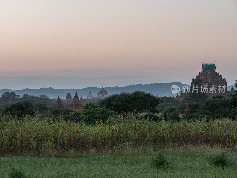 缅甸蒲甘古庙的日出