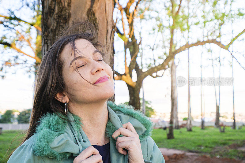 成年女性在森林里呼吸新鲜空气