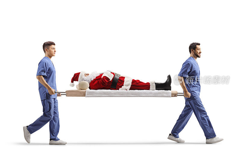 两名男性卫生工作者用担架抬着圣诞老人