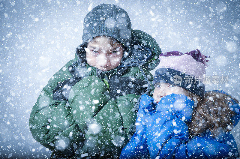 两个孩子在暴风雪中冻死