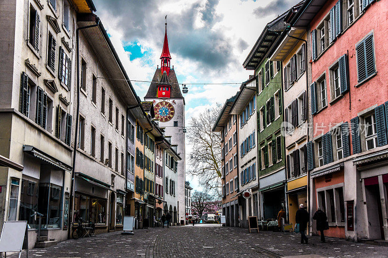 瑞士Bremgarten市钟塔教堂附近的市场小贩