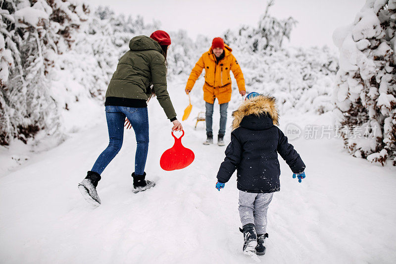 快乐的一家人享受雪