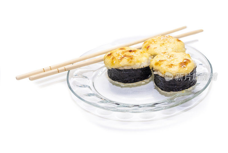 准备好了，烤寿司卷放在玻璃碟子和筷子上。日本厨房。白色背景上的食物