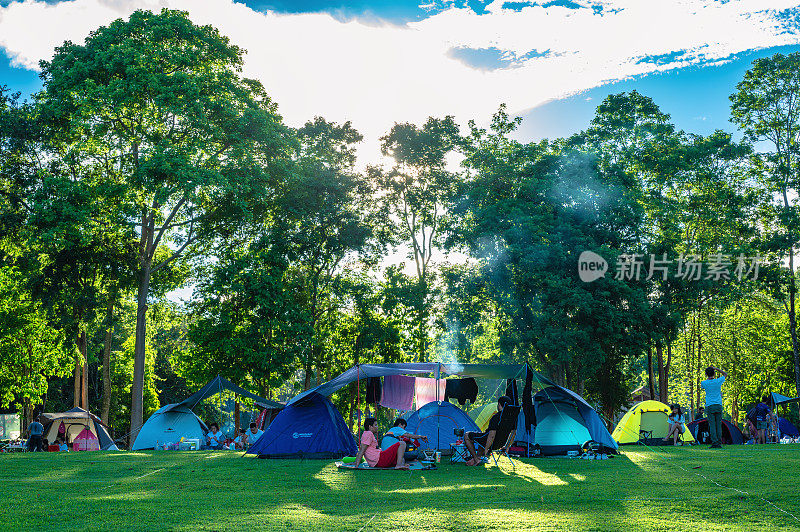 泰国北碧府的斯利那卡琳国家公园湄卡敏瀑布露营地。
