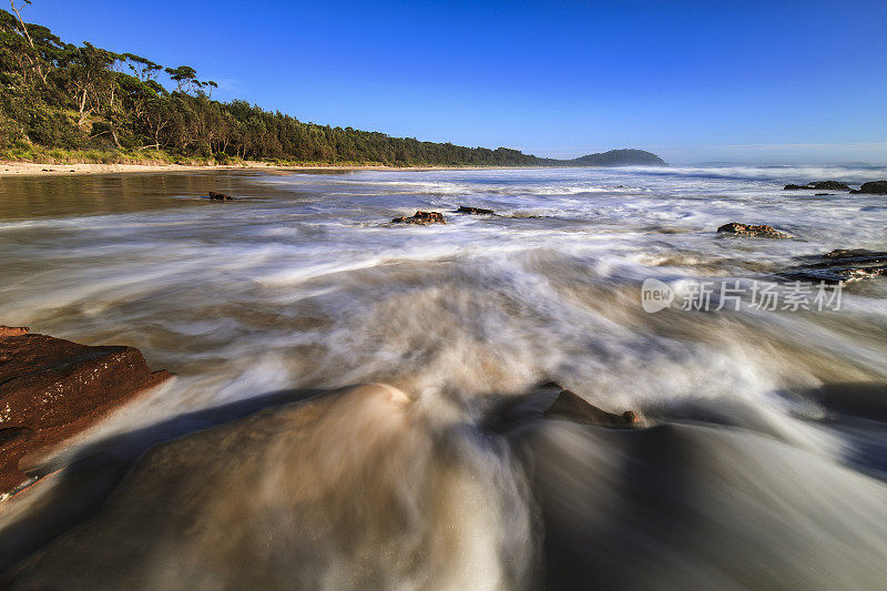 海水流过岩石和海滩