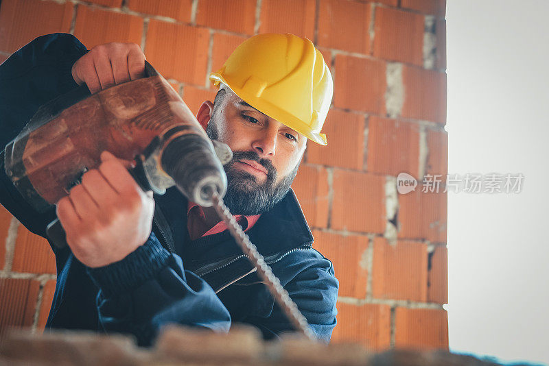 建筑工人钻墙