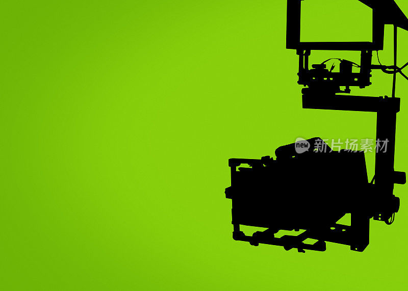 绿色屏幕前的起重机上的摄像机