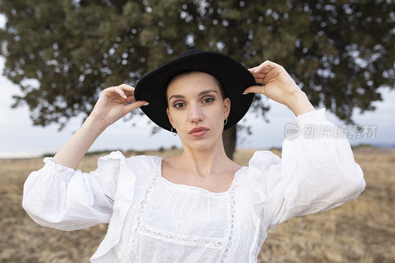 自然美丽的年轻女子戴着帽子