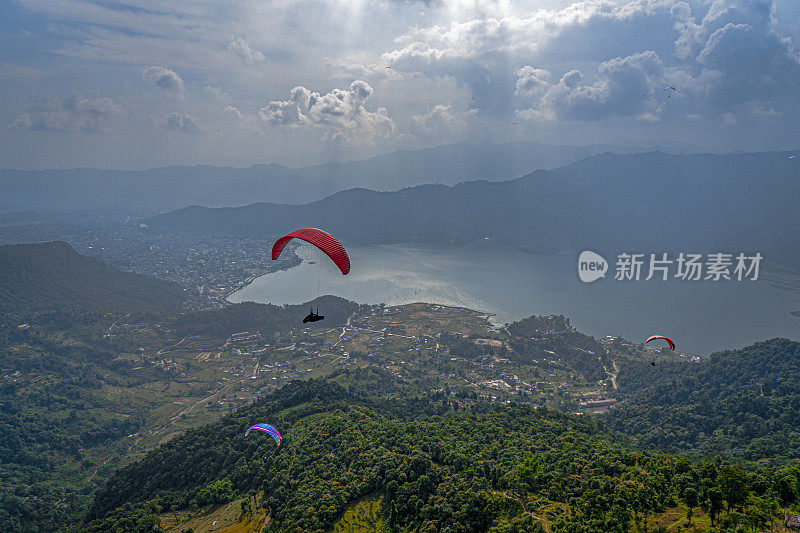 滑翔伞在暴风雨天飞越高山和湖泊