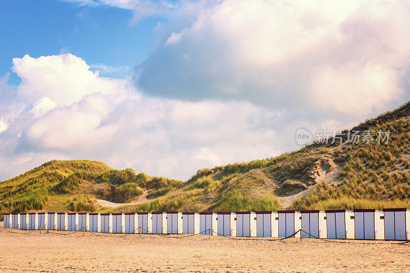 荷兰北海海滩沙丘前的海滩房子