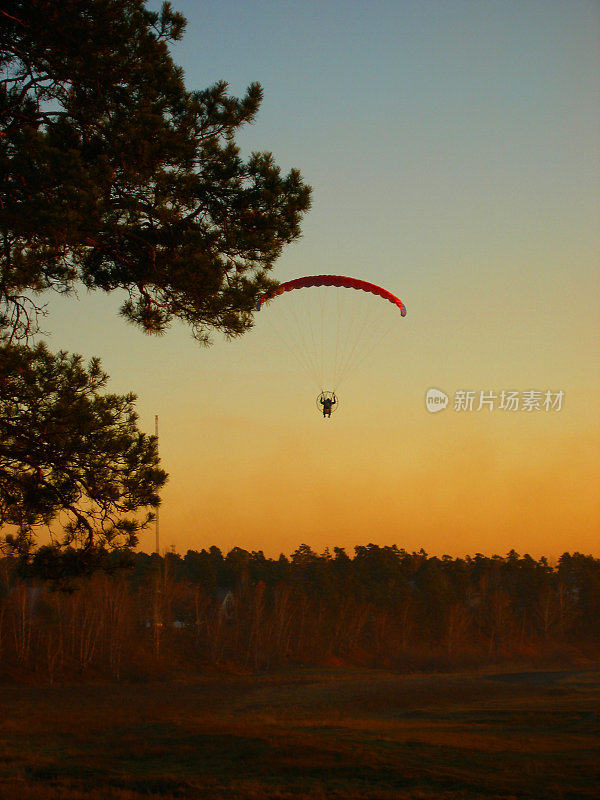 滑翔伞概念极限运动。美丽的大自然，令人屏息的日落