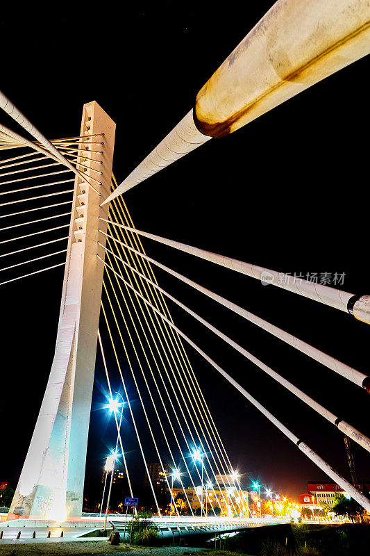 波德戈里察的千年桥上的夜晚，街灯。黑山。垂直的背景图像。2020.