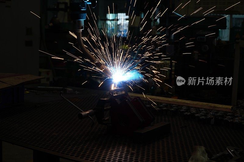 汽车零件厂机器人运动的焊接