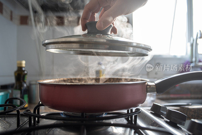 在家做饭――蒸汽从锅里冒出来