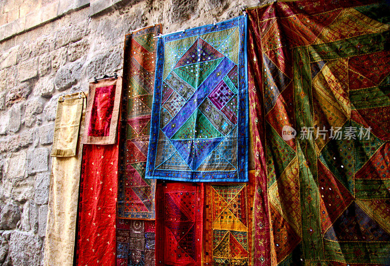 耶路撒冷市场上五颜六色的织物物品