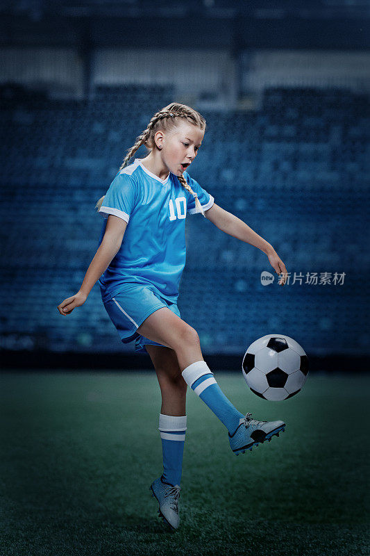 年轻的荷兰金发女足球女孩