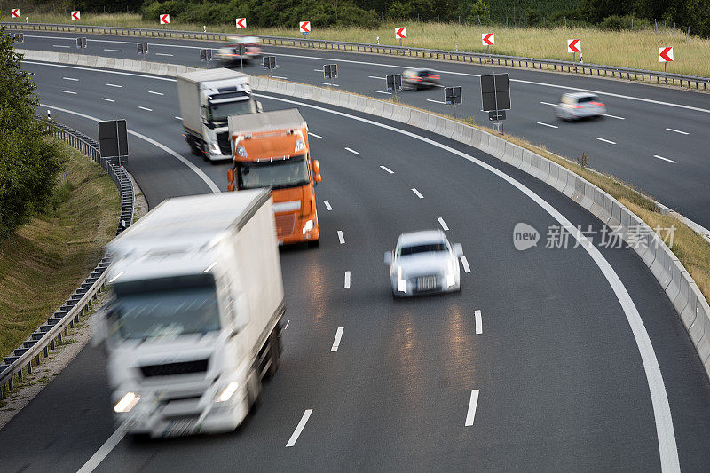 德国重型货物运输，卡车超速行驶，鸟瞰图
