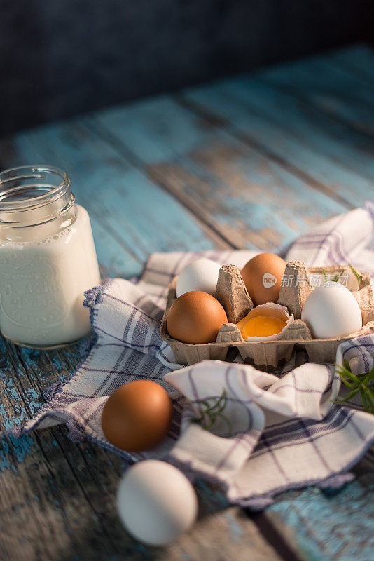 鸡蛋和牛奶出现在蓝色木制餐桌上，为社交媒体上的食物潮流造型