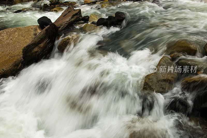 湍急的山河像瀑布一样从石头上流过