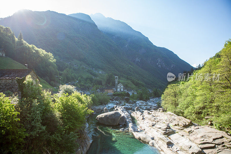 韦尔扎斯卡山谷的春天，提契诺