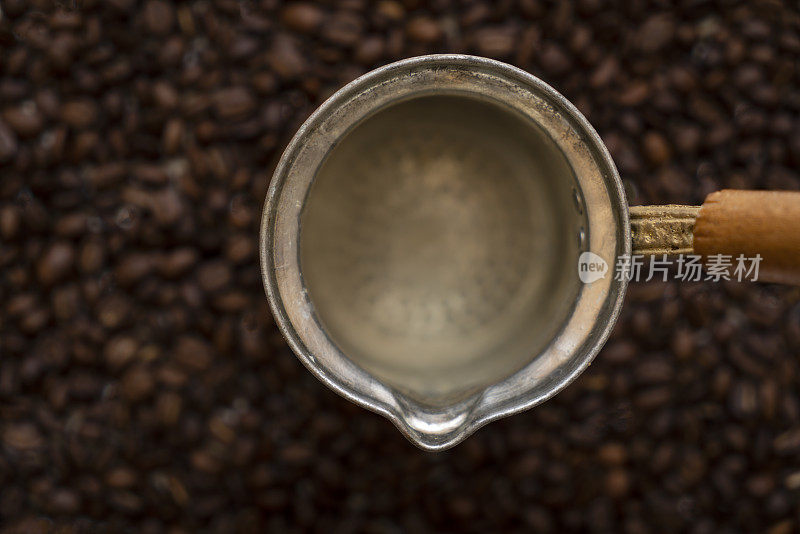 用咖啡壶烘焙咖啡豆