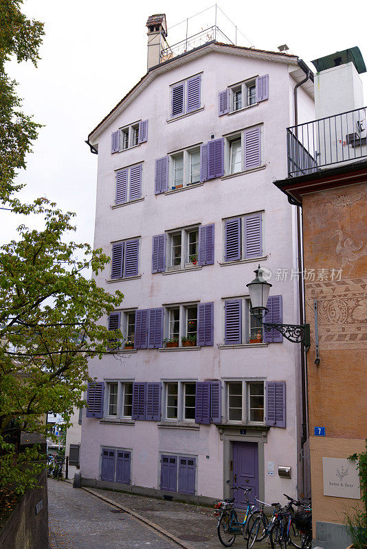 闹市区Zürich的小巷，里面有古老的传统房屋。