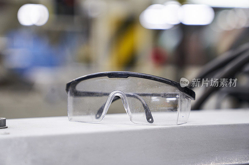 工业机械上的安全眼镜肖像