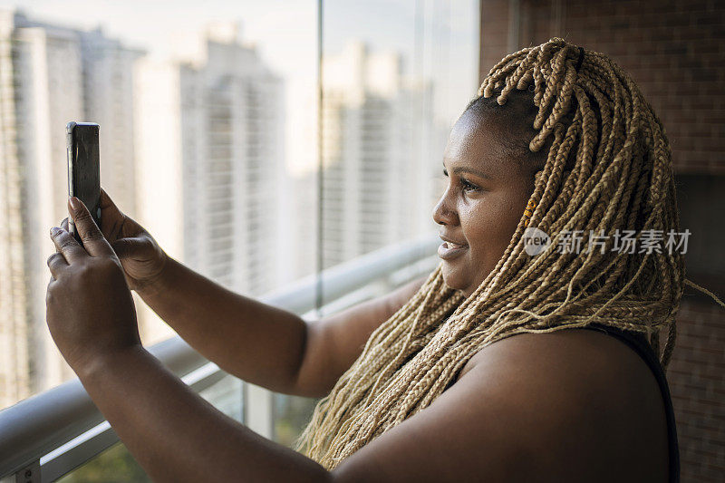 非洲裔美国美女用智能手机在线约会