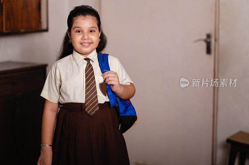 回到学校-年轻女孩的肖像去学校穿制服。