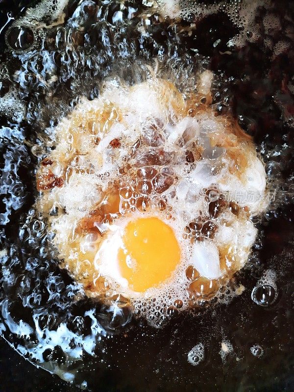 用铁锅煎鸡蛋。