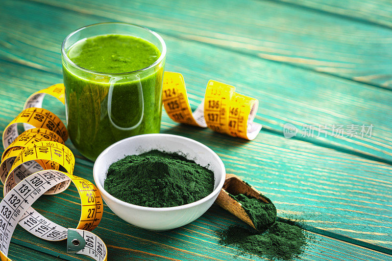 健康食品:绿色餐桌上的螺旋藻冰沙