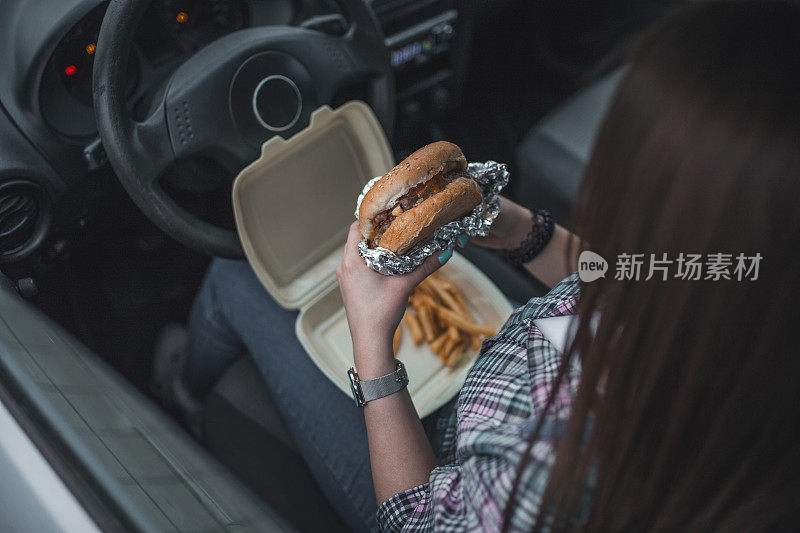 午餐时间在车里吃汉堡和炸薯条