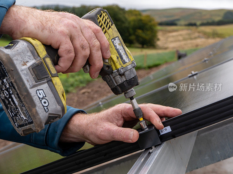 工程师安装家用太阳能光伏板