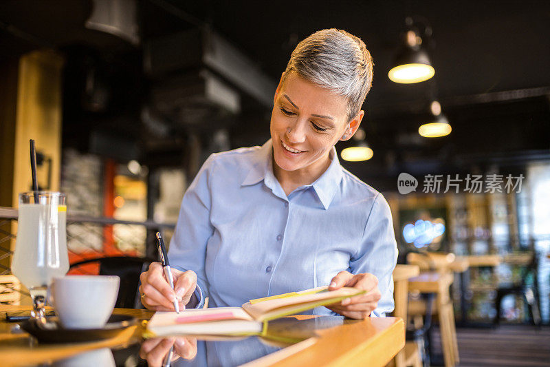 在咖啡店工作的女商人。