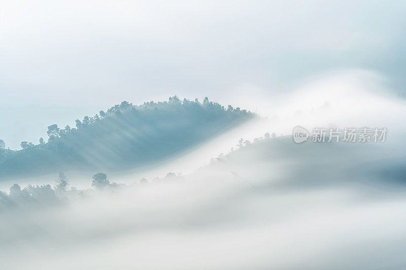 越南林东省宝禄镇林魁帕庵宝塔附近的山谷和山的美丽景色