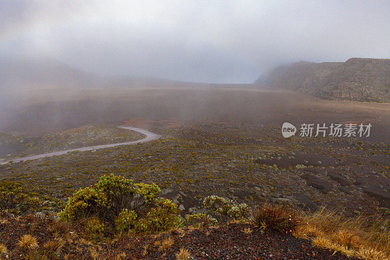 岩钉德拉富尔奈斯，云雾之间的红色地形——留尼旺岛