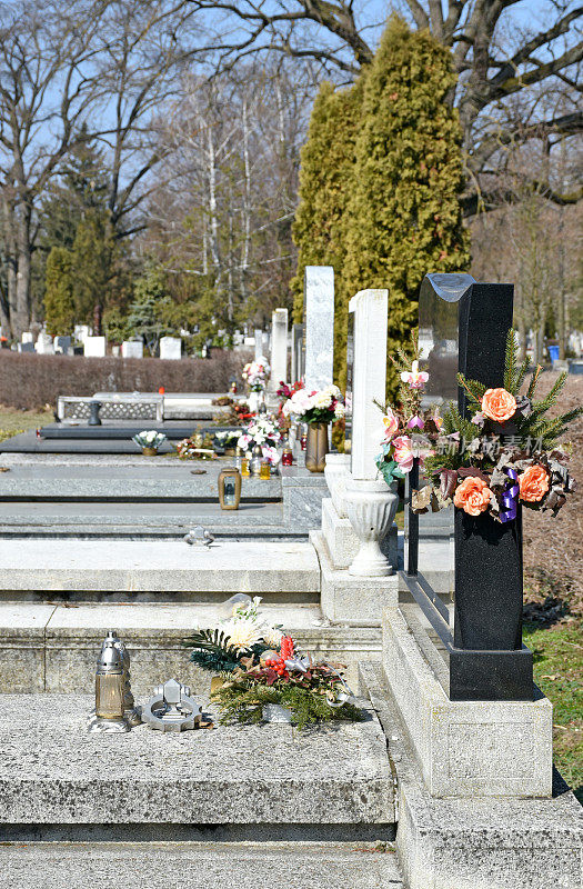 公共墓地的墓碑