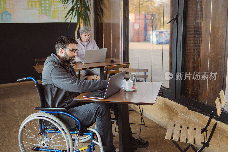 一个在咖啡店工作的残疾人