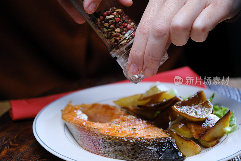 供应和食用三文鱼排和土豆