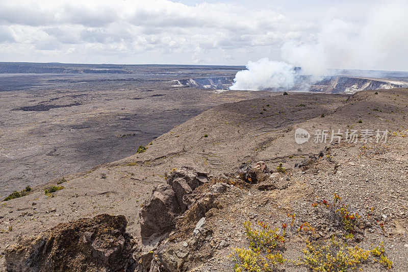 基拉韦厄火山口喷出烟雾。