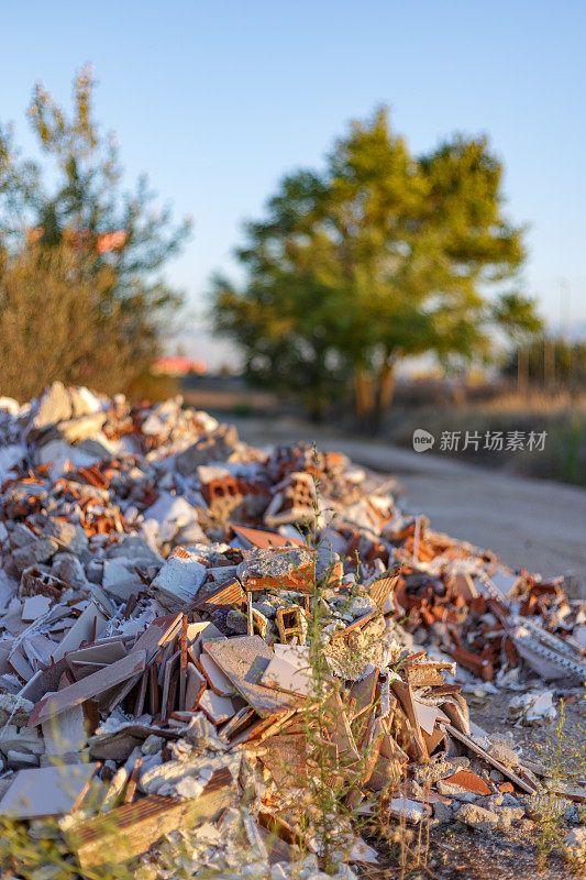 在自然环境中弃置在人行道旁的建筑垃圾。环境保护。马德里,西班牙