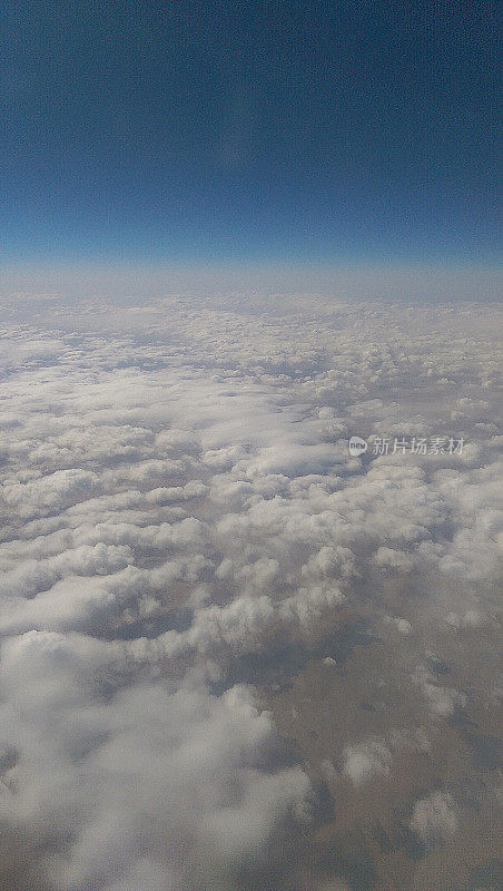从从头顶飞过的飞机上看到的西伯利亚风景
