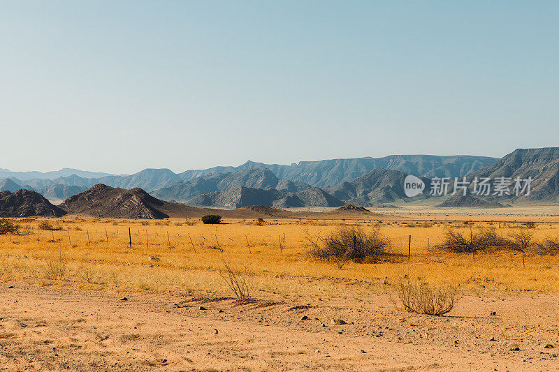 风景优美的道路穿过纳米比亚美丽的风景