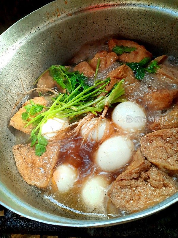 煮鸡蛋在褐色汤-泰国食物准备。