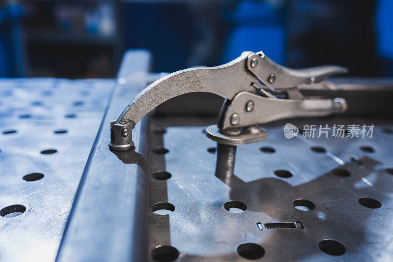 焊接用钢台上锁紧钳的闭合。
