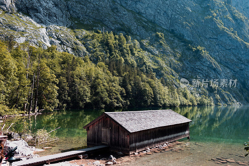 德国巴伐利亚州贝希特斯加登国家公园欧伯湖的传统木制船屋。