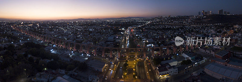 航拍Querétaro日落时的城市，拱门