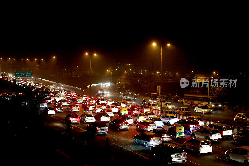 夜晚的城市交通，印度新德里